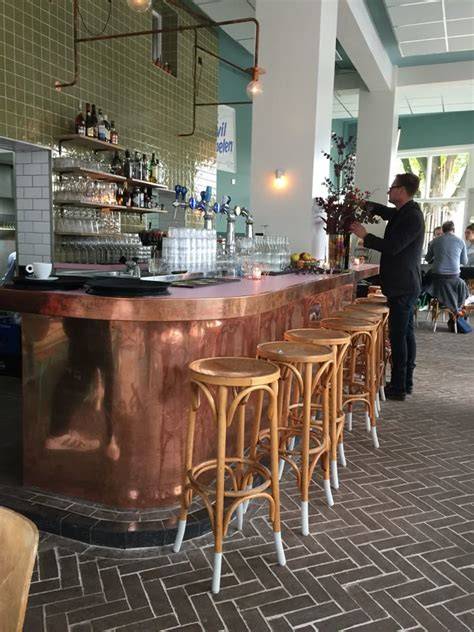 Grand Café Plaza interieur met koperen bar