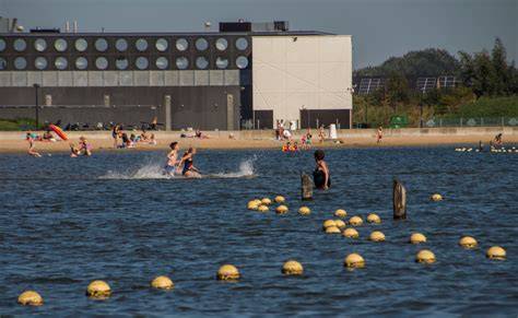 waterrecreatie en strand aan meer