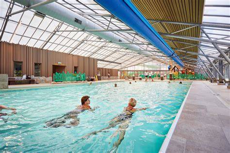 binnenzwembad en waterspeeltoestellen