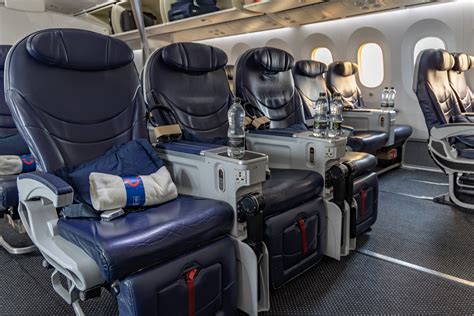 beelden van Beenruimte en stoelen op MAS Boeing 777