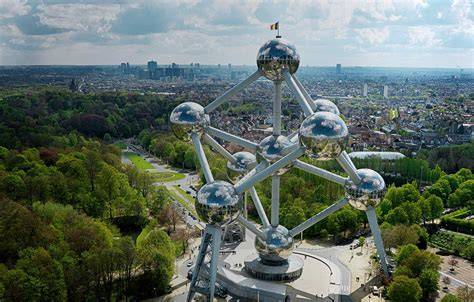 miniatuurmonumenten en atomium in Brussel infographic