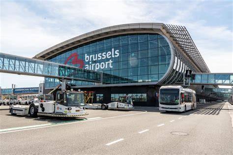illustratie van Brussels Airport terminal en doorsnee passagiers