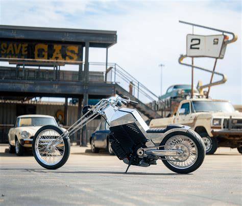 HARL-E elektrische chopper op straat