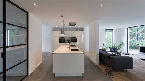 ruime open keuken en moderne badkamer