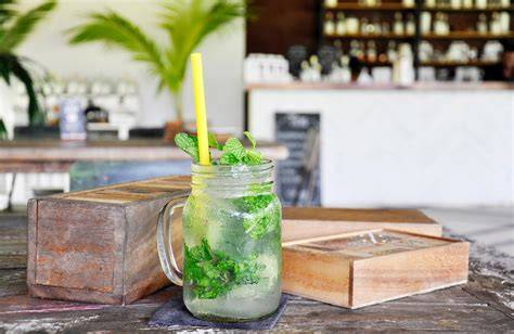 bier en mojito op Plaza Vieja cuba