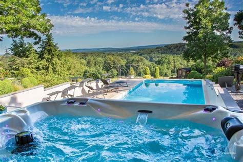 zwembad en jacuzzi op Brac-vakantiehuis (8 woorden)