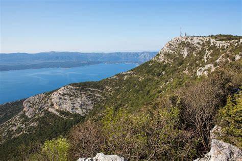 Kalksteenbergen en Vidova Gora panorama (8 woorden)