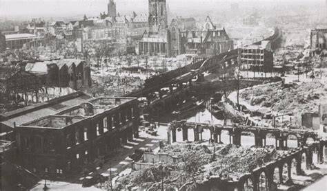 foto van Bergen na bombardement 1940