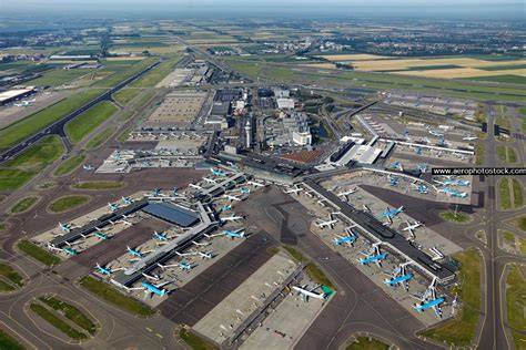 luchtfoto van operaties vanaf Schiphol en Bergen