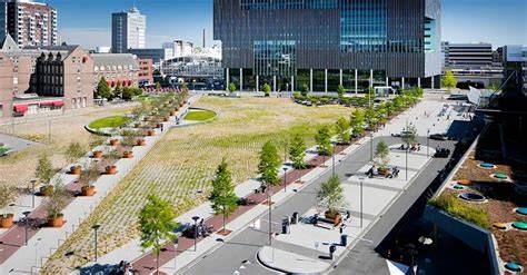 panoramisch binnenzwembad en uitzicht op Leiden