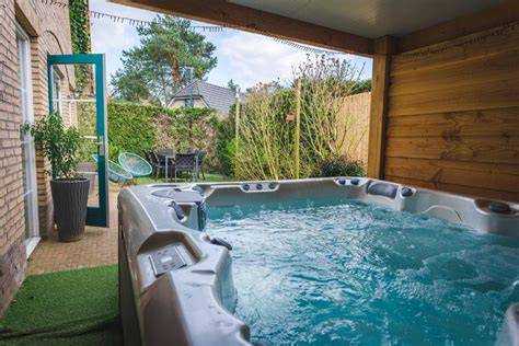 jaccuzi in tuin van vakantiehuis
