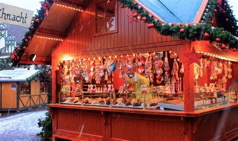 kerstmarkt op school met kraampjes en verlichting