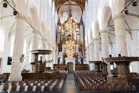 kerk op luchthaven met atrium en kunstwerk