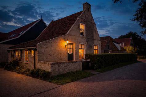 Historisch Nes met commandeurshuizen en pleintjes