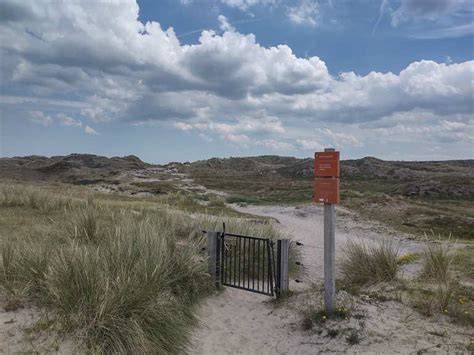 Wandelpad door Nes met duinen en zee