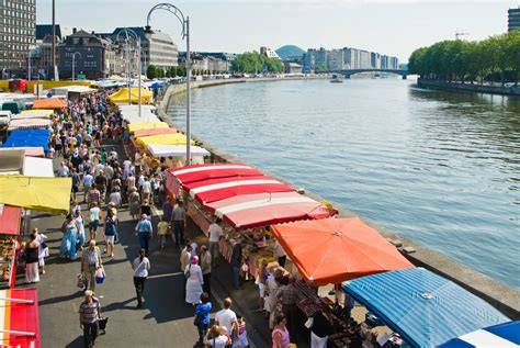 Luikse markt La Batte bij zonsondergang