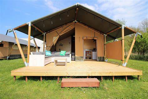 glamping tenten en boomhutten op een charme camping