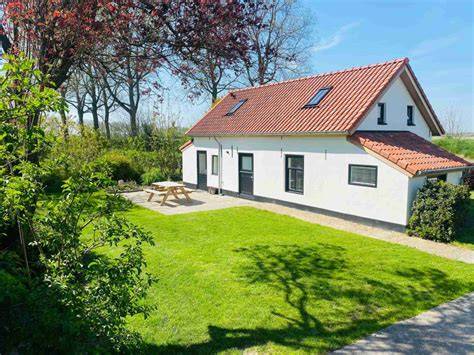 twee vakantiehuizen met omheind terrein