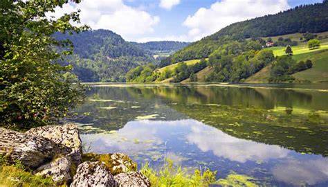 uitgestrekte natuur en meren in Franche-Comté