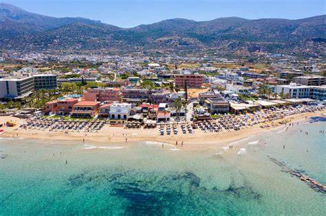strand en zeezicht in Malia