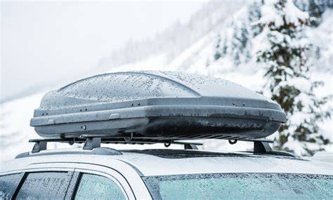 inladen van skibox en dakkoffer op auto dak