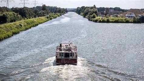 Uitzicht op de Maas en schepen langs de oever