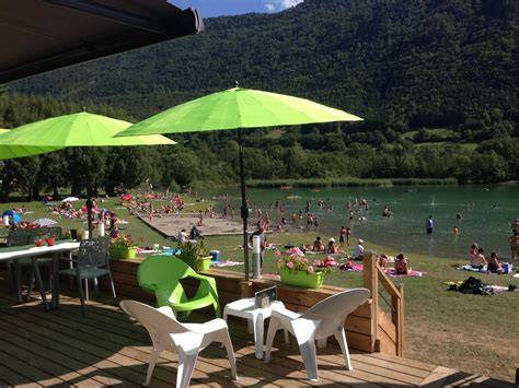 Rivier en privéstrand bij Camping Au Valbonheur