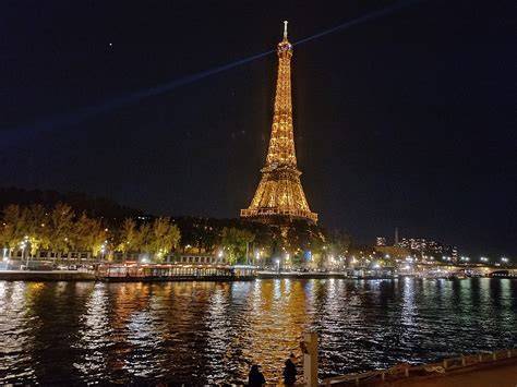 Parijs bij nacht vanuit de Seine