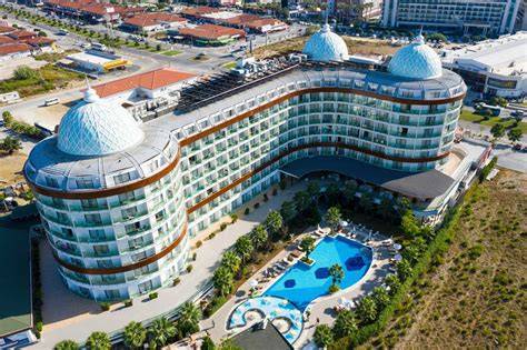 Plat vormen en faciliteiten van all-inclusive resorts (infographic)