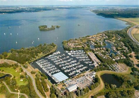 Waternatuur en jachthaven bij Naarden (8 woorden)