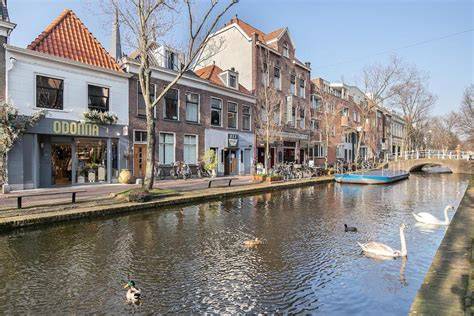 Delft zolderappartement aan de gracht
