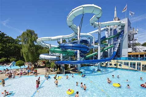 zwembad en sportfaciliteiten op het park